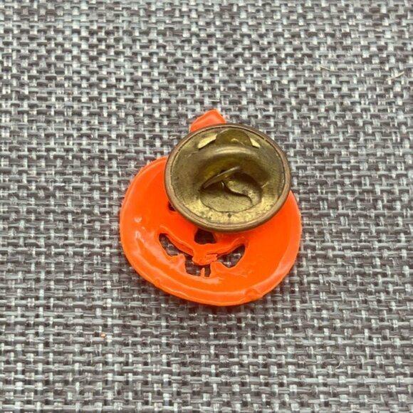 Halloween Pumpkin Enamel Pin Jack-O-Lantern Lapel Pin Spooky Cute Retro Vintage - Picture 3 of 6